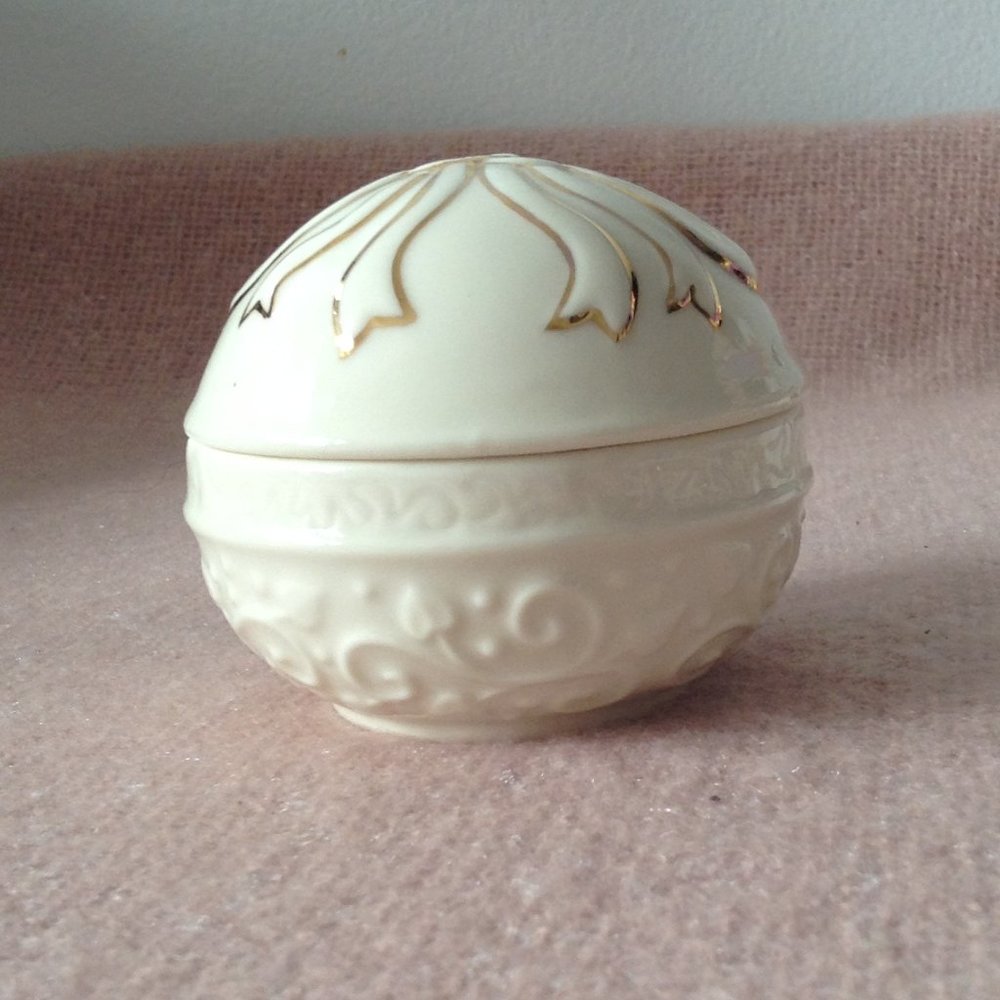 Trinket Box "Eternity" by Skye McGhie; cream/gold